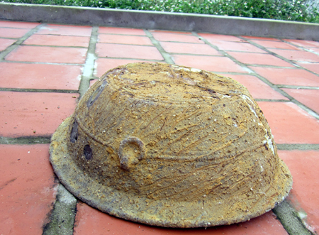 Chậu[-]đồng,[-]đồ[-]tùy[-]táng[-]được[-]chôn[-]theo[-]người[-]quá[-]cố.